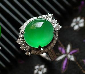 漂亮的翡翠王，绿得就是不一样——智能戒指的时尚革命